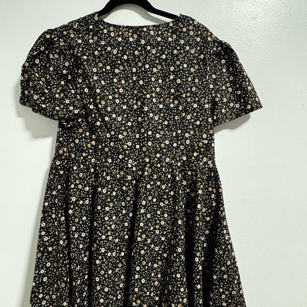 H&M V neck poplin Black Dress with White and Yellow Floral Pattern - Picture 2 of 10
